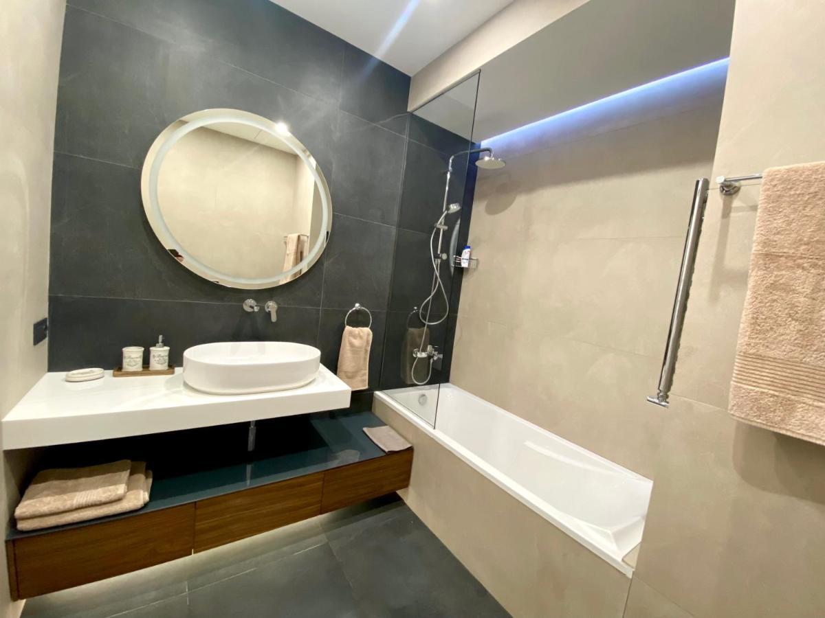 Heart Of Yerevan - City Center Luxury Apartments Bagian luar foto