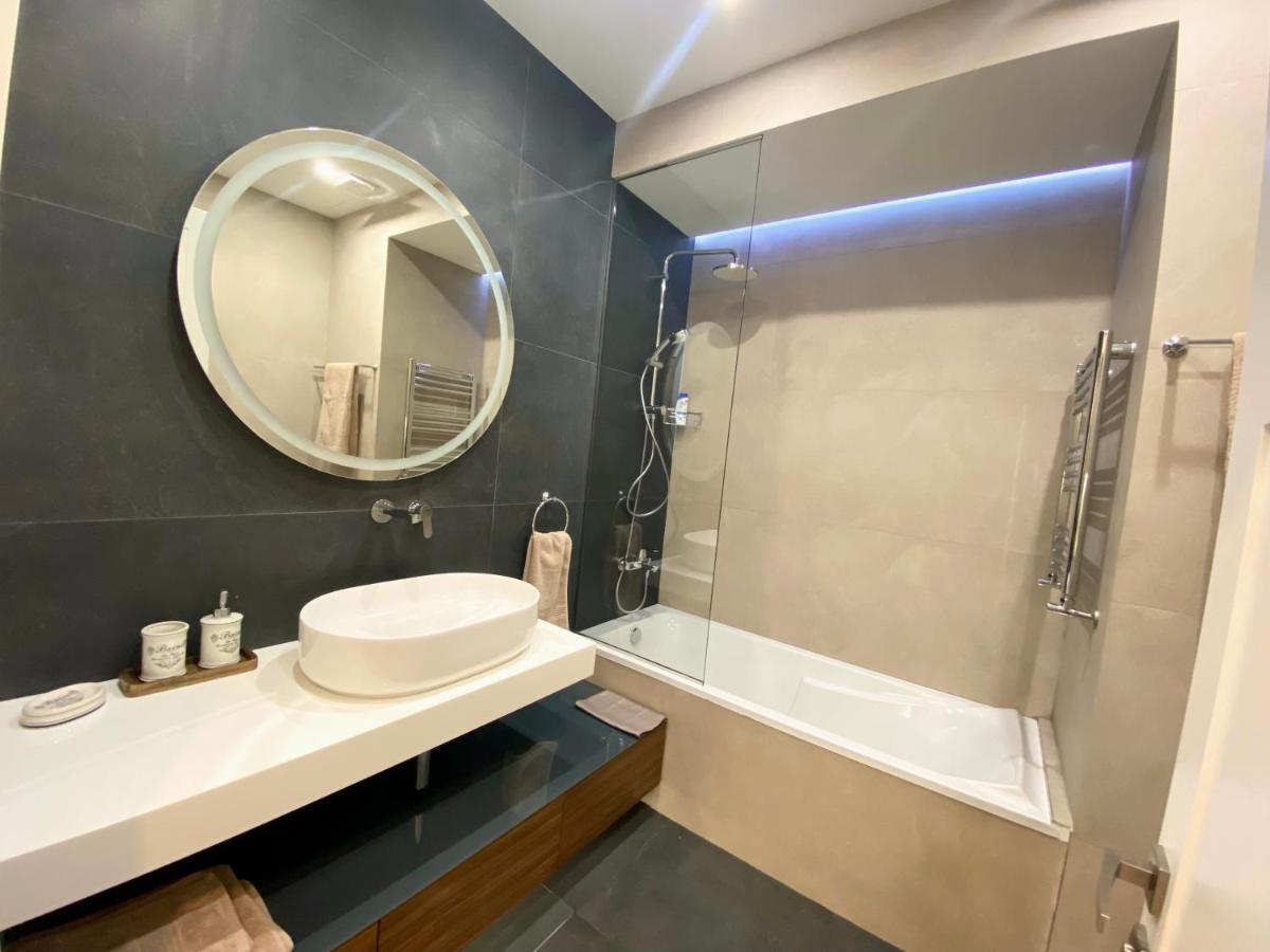 Heart Of Yerevan - City Center Luxury Apartments Bagian luar foto