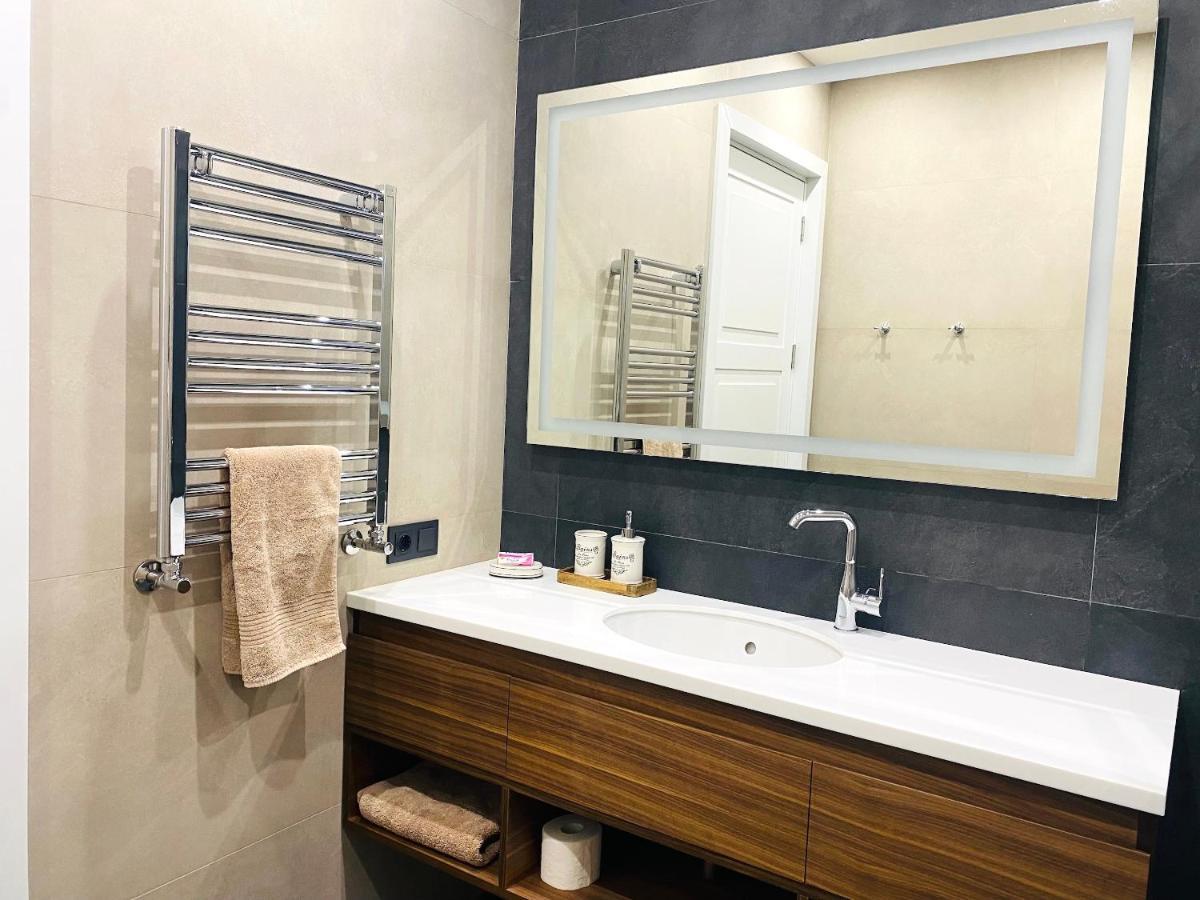 Heart Of Yerevan - City Center Luxury Apartments Bagian luar foto