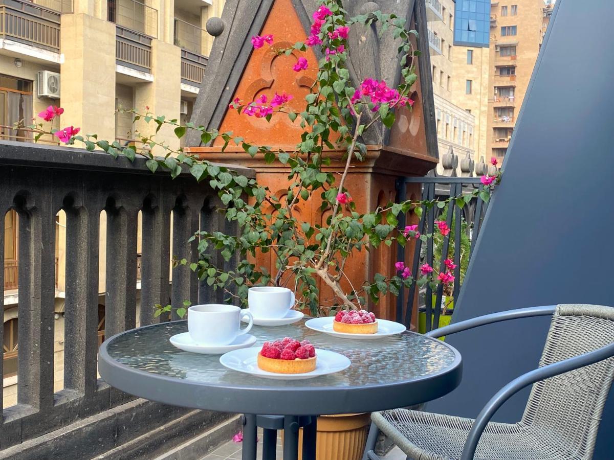 Heart Of Yerevan - City Center Luxury Apartments Bagian luar foto
