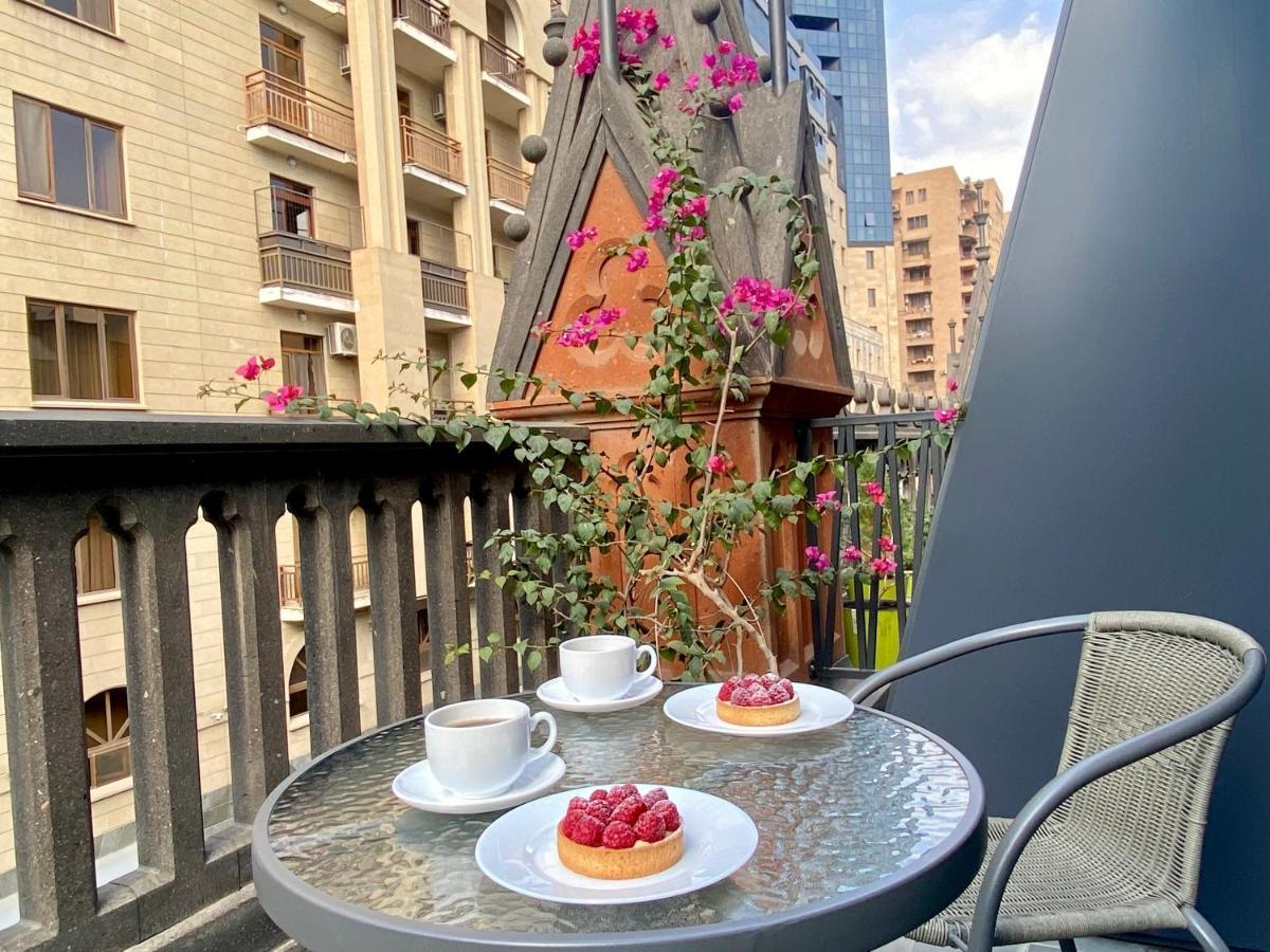 Heart Of Yerevan - City Center Luxury Apartments Bagian luar foto